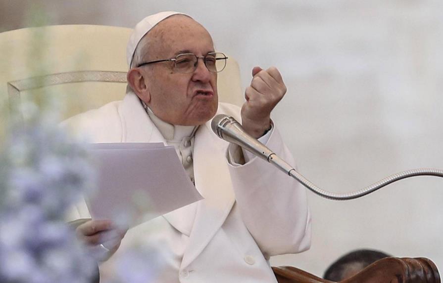 El papa critica la “violencia verbal” en internet que normaliza la calumnia