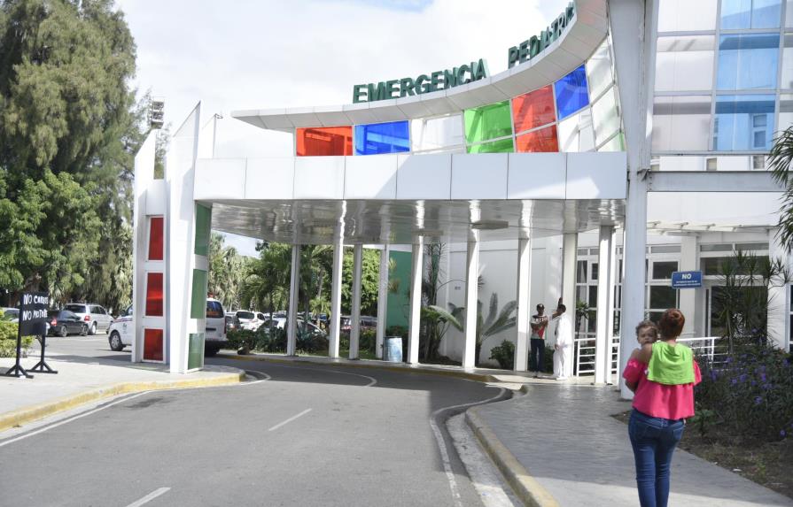 Internan dos jóvenes en hospital Arturo Grullón de Santiago; sospechan tienen difteria