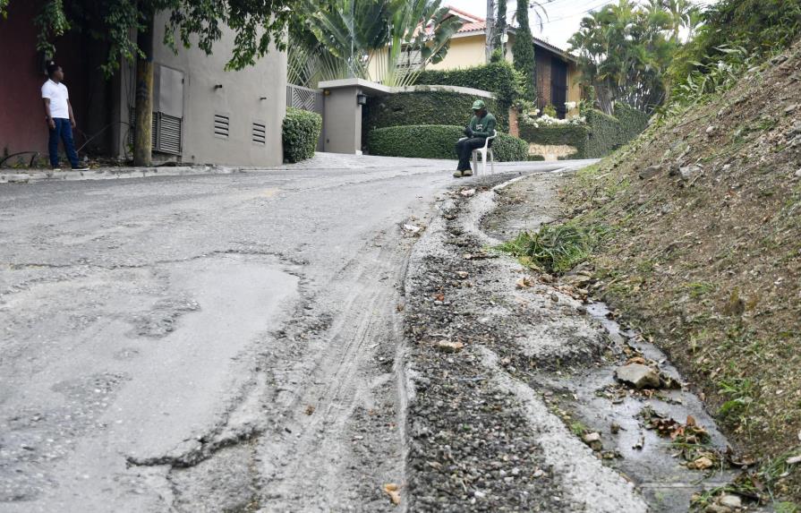Material de asfalto en calle de Arroyo Hondo hace que conductores pierdan el control en curva 