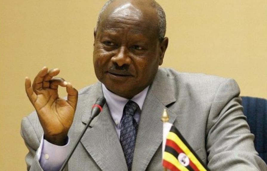 Presidente de Uganda quiere prohibir sexo oral, dice “la boca solo es para comer”