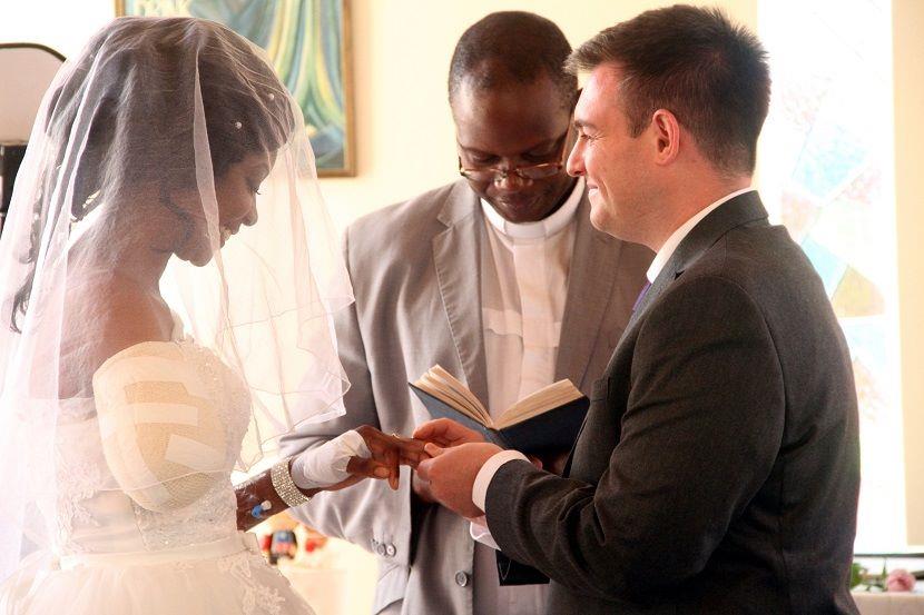 Un cocodrilo arranca un brazo a una mujer en Zimbabue pero no impide su boda