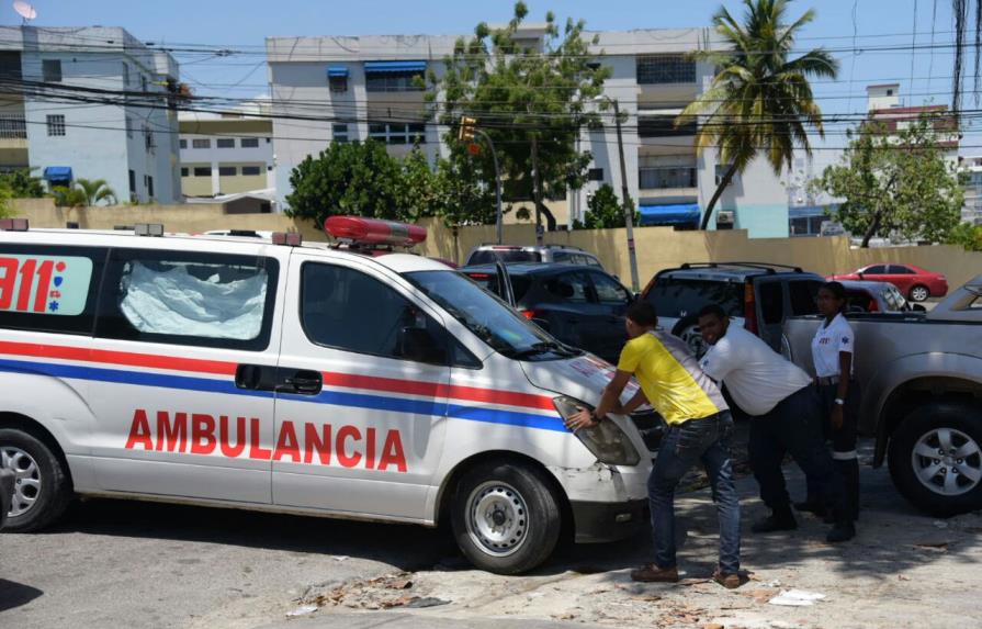 Ambulancia del 911 “prende empujada” en plena avenida José Contreras 