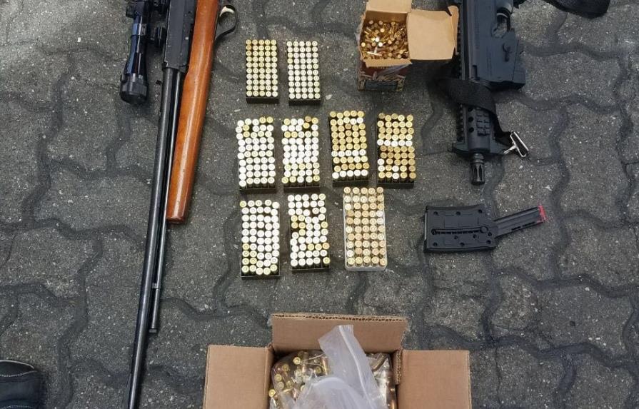 Aduanas descubre 4, 263 armas, entre ellas un fusil de asalto, en envíos a través de empresas  “mudanceras” 