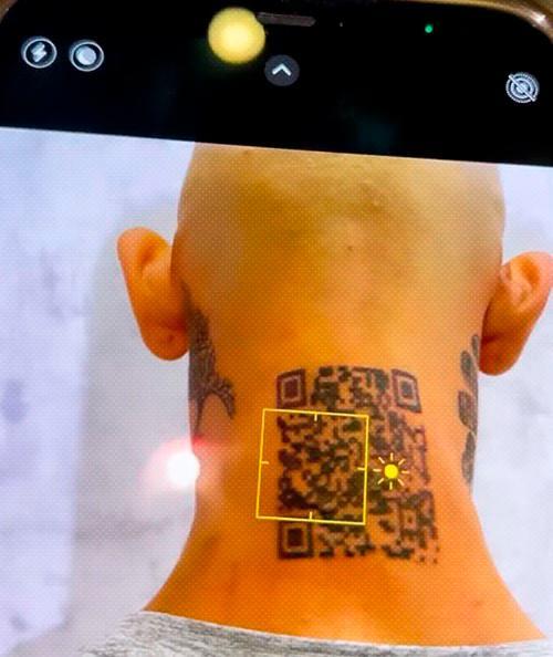 Un influencer colombiano se tatúa en la nuca el código QR de Instagram