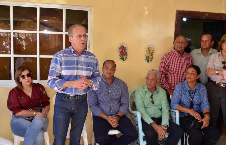 Reinaldo Pared promete gestionar reapertura de empresas en Pedernales