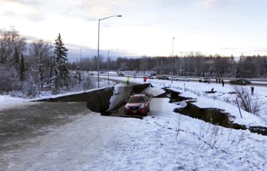 Sismos de 7.0 y 5.8 sacuden Alaska y deforman sus carreteras