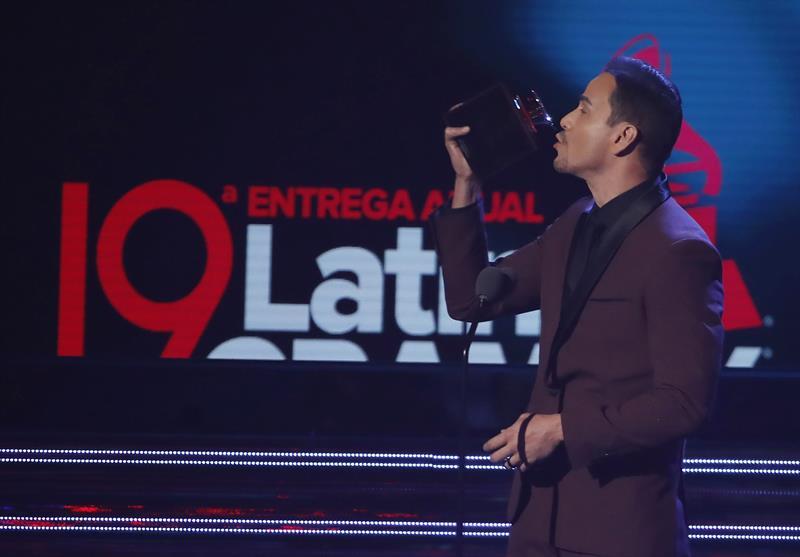 Víctor Manuelle, Laura Pausini y Karol G se llevan los primeros Latin Grammys
