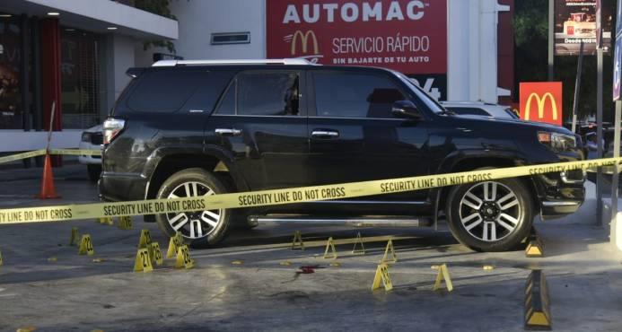 Muere un hombre de los que resultaron heridos durante tiroteo en centro de comida rápida