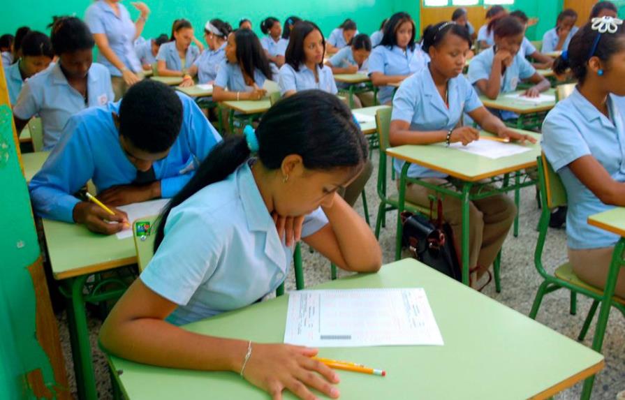 Estudiantes con calificaciones mínimas serían promovidos en escuelas dominicanas