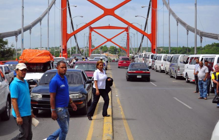 Una mujer se lanza del puente Hermanos Patiño, en Santiago