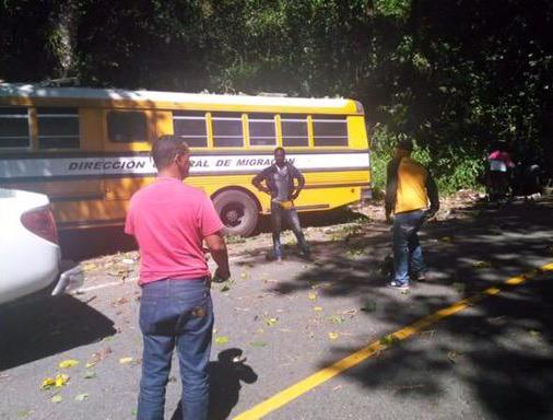 Mueren 3 haitianos y 27 resultan heridos al volcarse autobús en Constanza