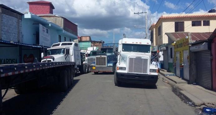 Comerciantes y camioneros paralizaron actividades comerciales en la frontera