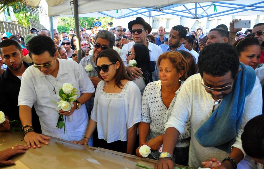 A ritmo de “Barahona” fueron sepultados los restos del padre de Fernando Villalona