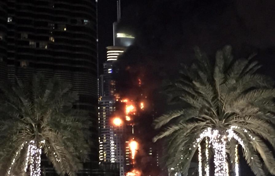  Gran incendio en un rascacielos de Dubai antes de celebraciones fin de año 