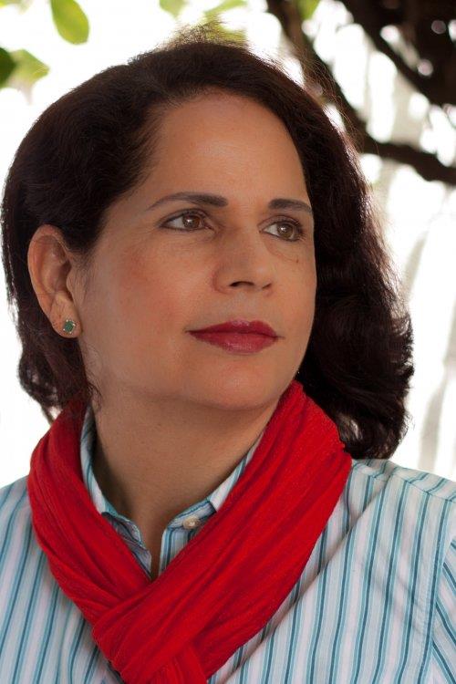 La poeta y narradora Ángela Hernández recibe Premio Nacional de Literatura 2016