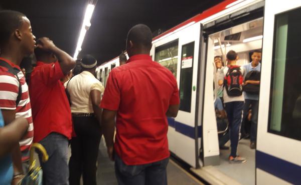 El servicio del Metro se detuvo porque una mano quedó atrapada entre las puertas 