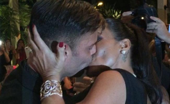 VÍDEO: Brasileña paga 90 mil dólares por besar a Ricky Martin 