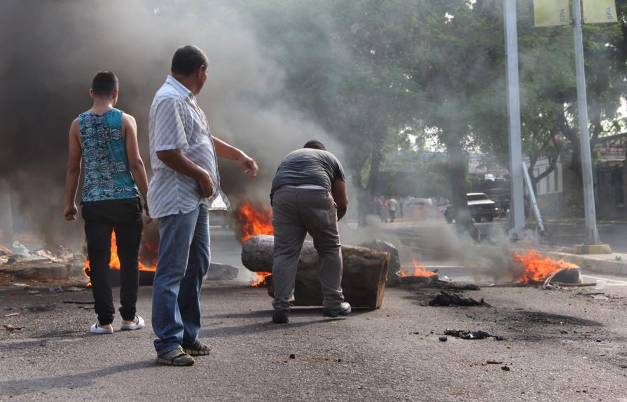 Disturbios en varias ciudades de Venezuela por cortes de luz, agua y escasez