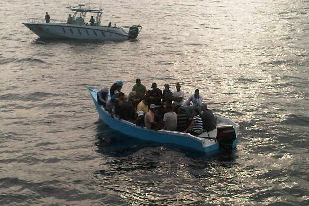Detienen a cinco dominicanos al tratar de llegar ilegalmente a Puerto Rico 