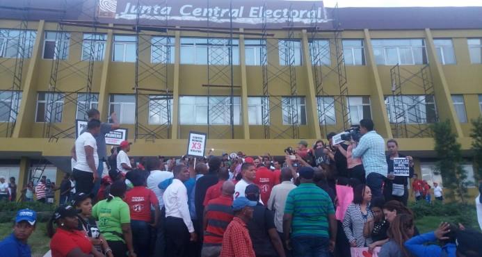 Opositores atribuyen disturbios a las “irregularidades” de las elecciones