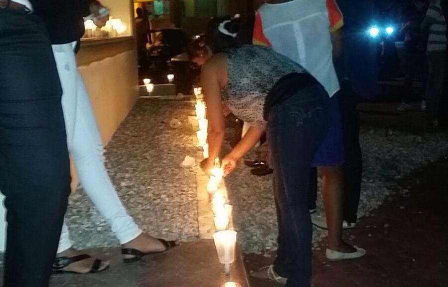 Enciende velas en Higüey en protesta por resultados electorales