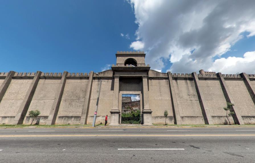 La importancia de la muralla gris como parte del Puerto de Santo Domingo en el siglo XX