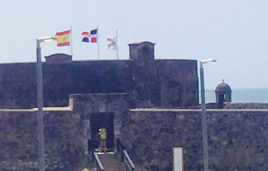 Denuncian violación a ley que regula uso de la bandera dominicana