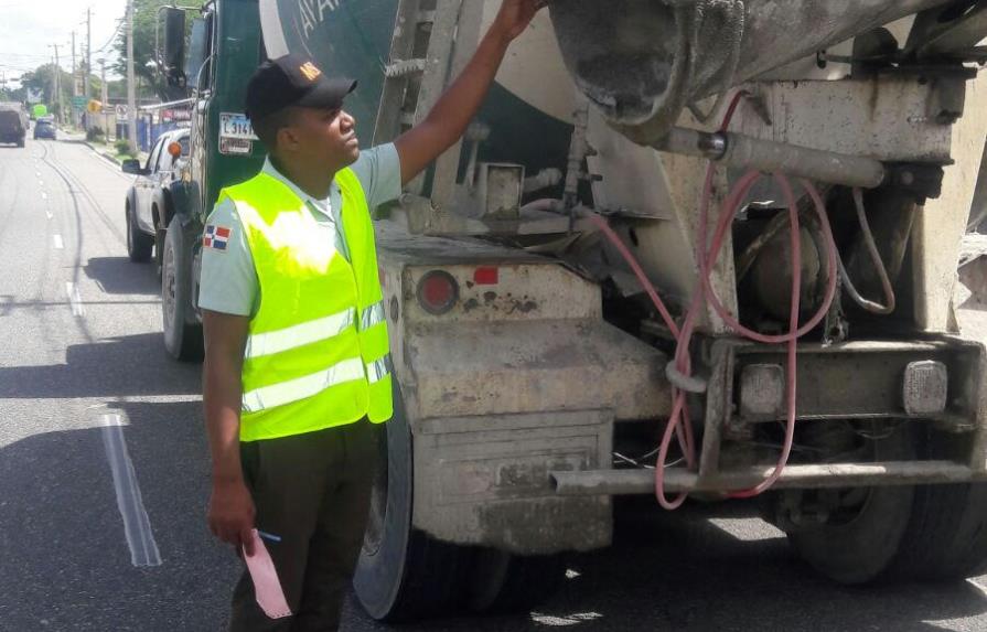 MOPC detiene 19 camiones hormigoneros por arrojar desperdicios en la vía pública