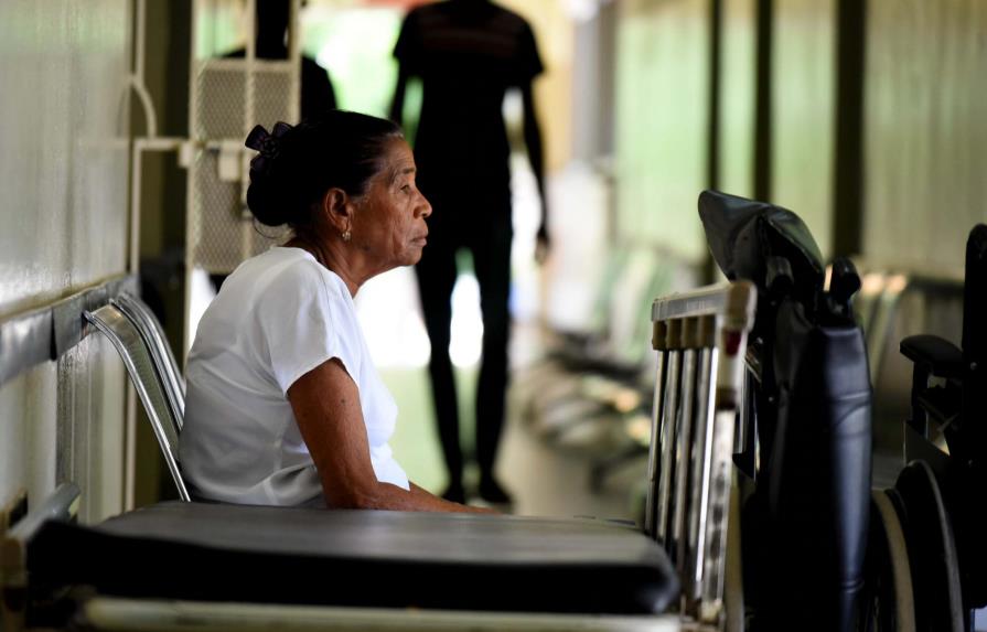 Médicos dejaron sin servicios hospitales de la Línea y el Sur; pacientes fueron a Santiago
