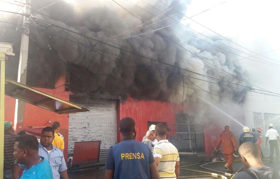 Fuego afecta local de Almacenes Rodríguez en la Duarte