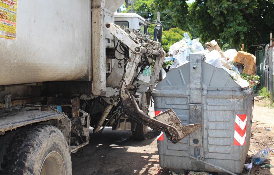 Continúa operativo de limpieza y recogida de basura en Santo Domingo Este