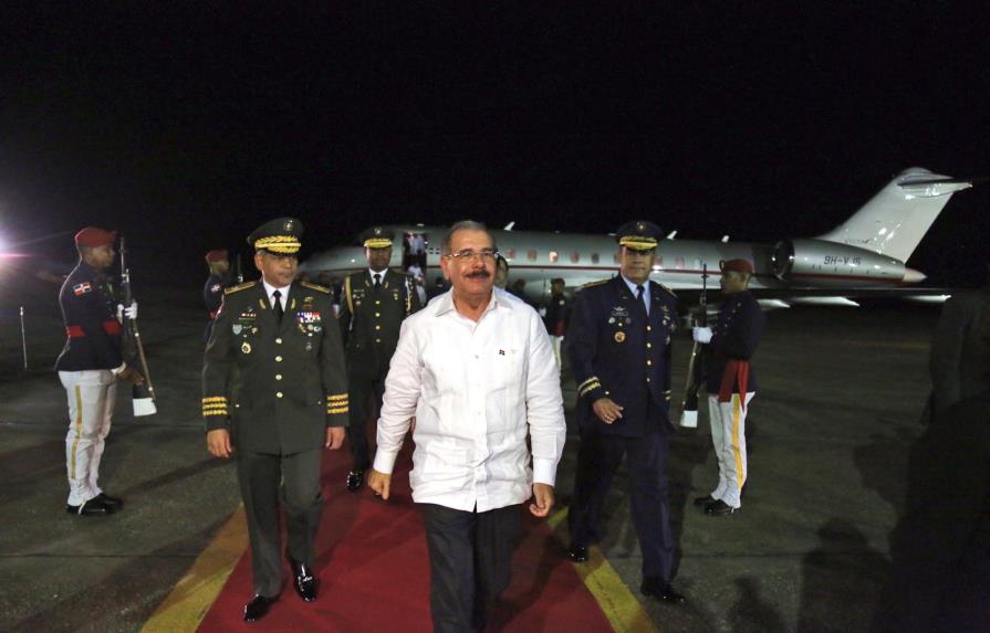 Medina retorna al país tras asistir a la firma de paz en Colombia