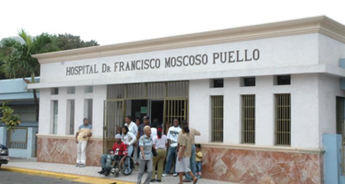 Hombre reacciona cuando era trasladado a la morgue del hospital Moscoso Puello 
