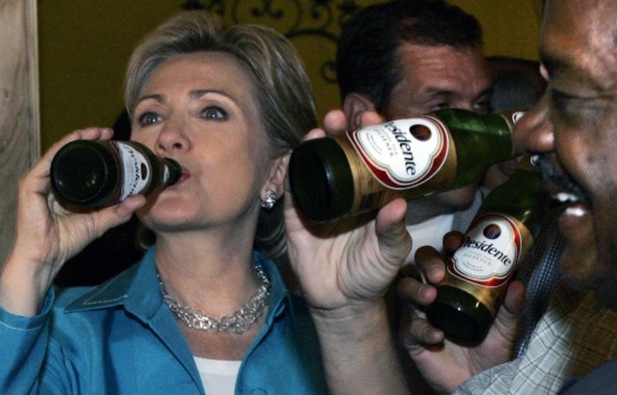 Republicanos usan foto de Hillary bebiendo cerveza Presidente para atacar su campaña 