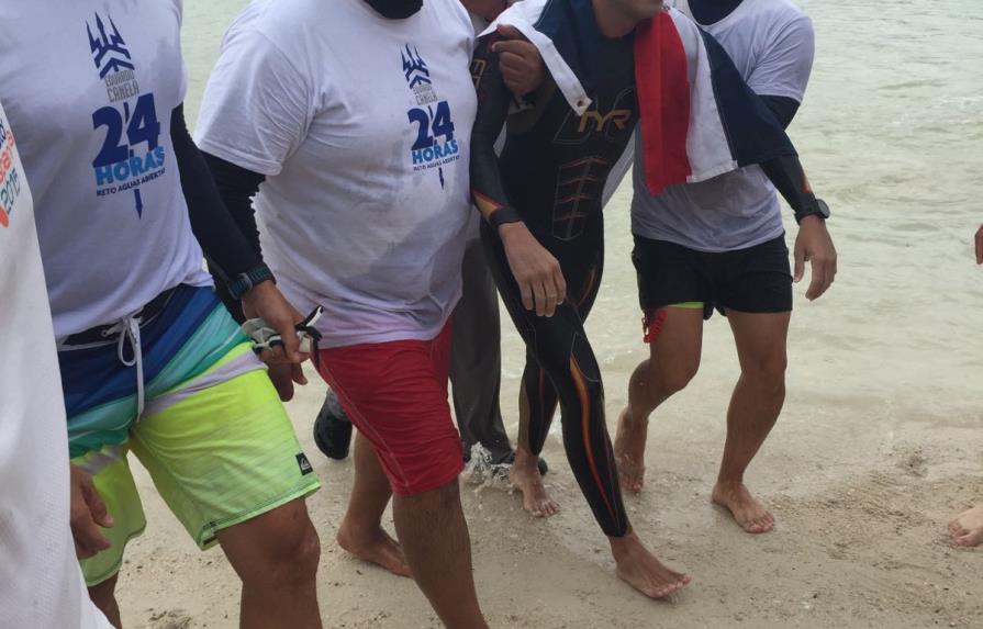 Canela nada durante 24 horas en aguas abiertas para récord de un dominicano