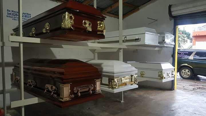 Funeraria en El Seibo oferta ataúdes a mitad de precio en viernes negro