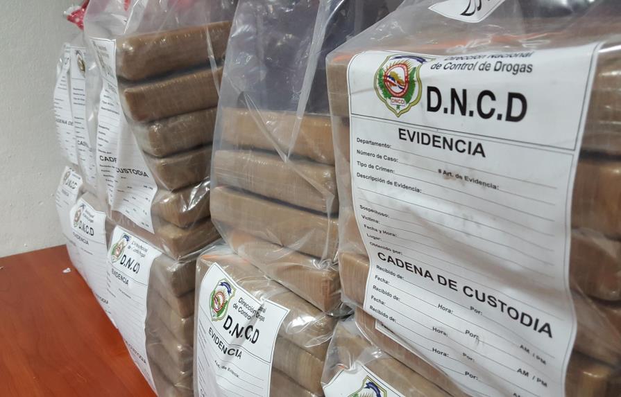 Apresan a tres extranjeros y a una dominicana con 58 paquetes de droga en Samaná 