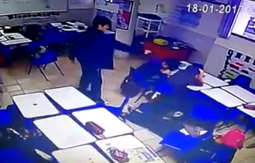 VIDEO: Joven dispara contra profesora y sus compañeros