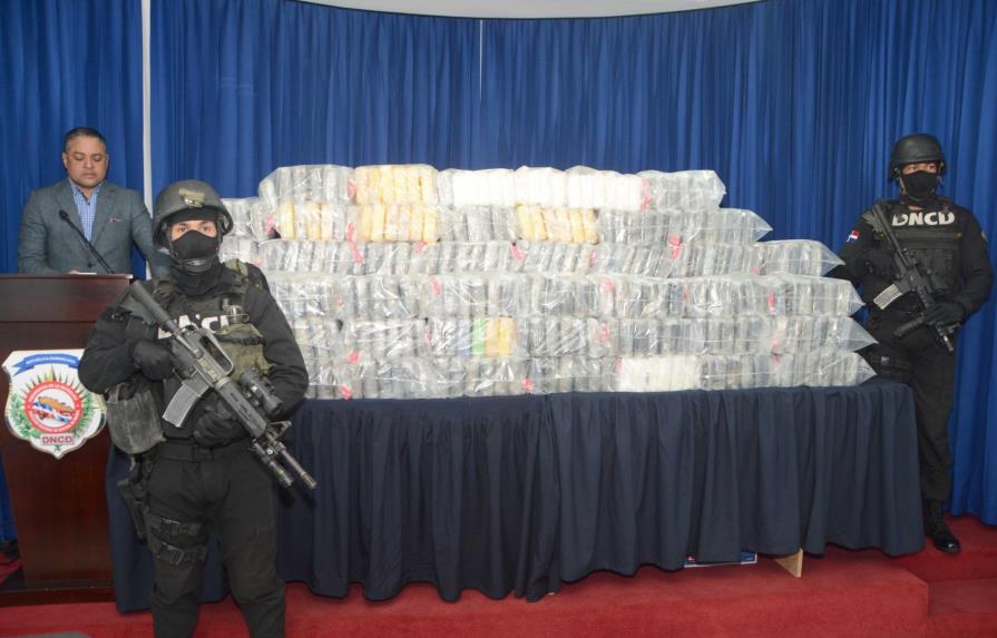 DNCD ocupa 411 paquetes de drogas en Montecristi y apresa ocho dominicanos 