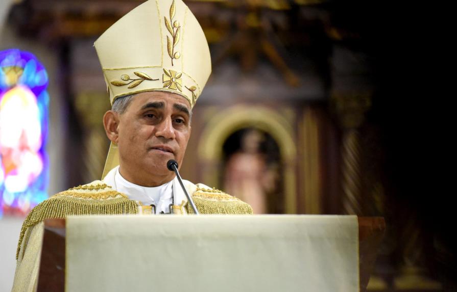 Arzobispo de Santiago advierte a feligreses que no acepta presión por traslados de párrocos