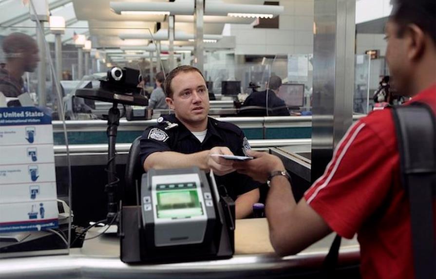En aeropuertos de EEUU se presiona a los dominicanos para que firmen renuncia de su residencia