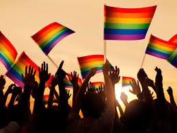 Decenas de homosexuales se besan para protestar contra la homofobia