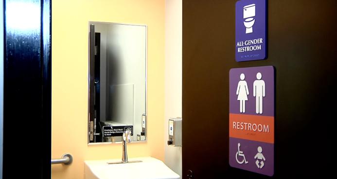 Trump anula una norma que permitía a transexuales elegir baño en las escuelas