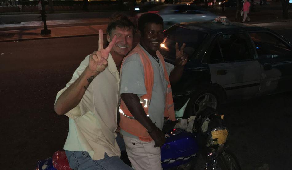 Randy Johnson a bordo de un motoconcho, durante estadía en República Dominicana