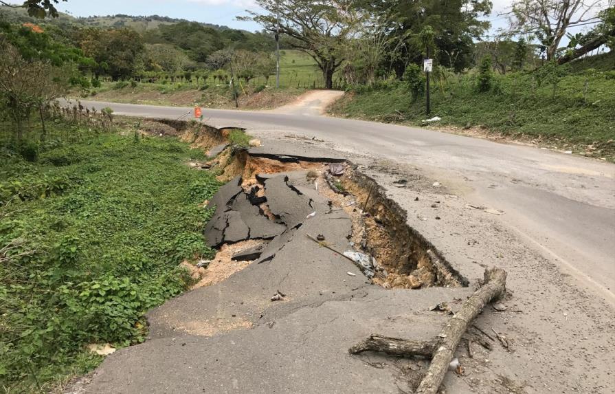 Colapsa tramo de la carretera Villa Riva-Arenoso