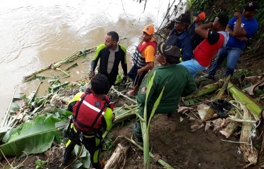 Buscan uno de dos ocupantes de yipeta cayó al río en Las Guáranas