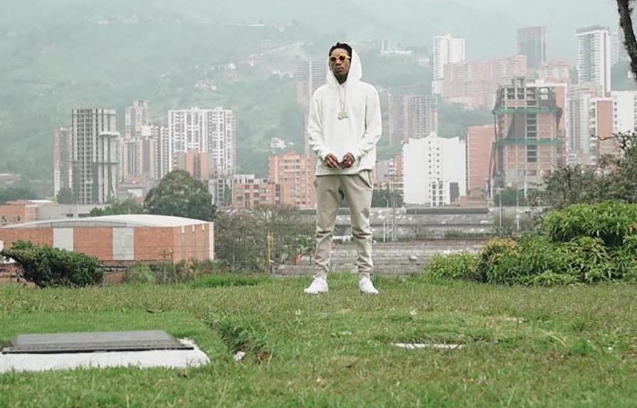 Rapero Wiz Khalifa coloca flores en tumba de Pablo Escobar y provoca el enojo de colombianos