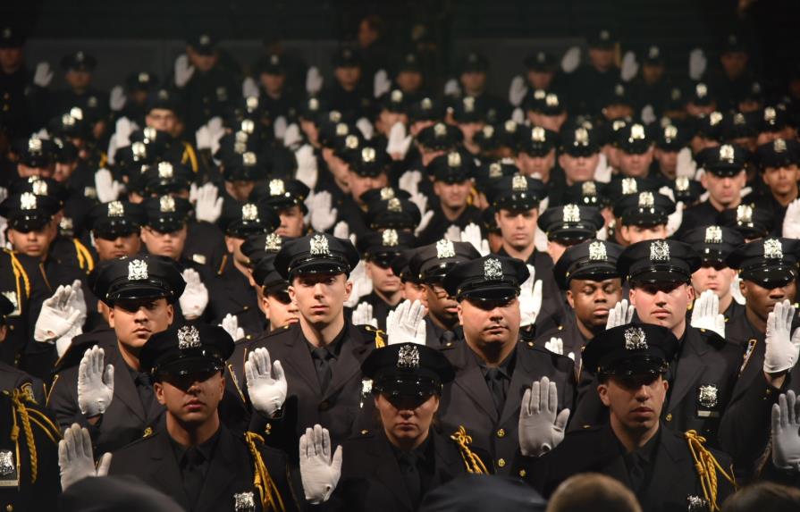 Jóvenes nacidos en República Dominicana se gradúan como policías de Nueva York