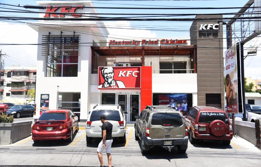 Tribunal falla a favor de Pro Consumidor que ordenó a KFC devolver propina a ciudadano