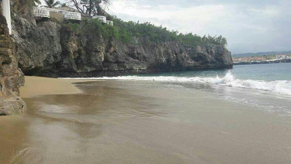 Surge nueva playa en Sosúa; denuncian hotel cobra por acceso 